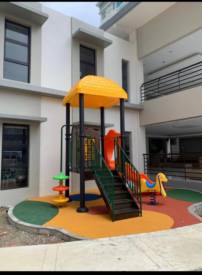 One Spatial Two Bedroom Condominium Unit With Pool And Gym Free Netflix And Wifi Iloilo City Exterior foto